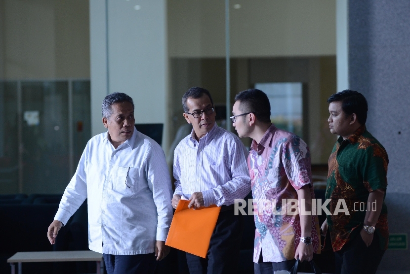 Mantan Direktur Utama PT Garuda Indonesia Emirsyah Satar (tengah) berjalan keluar ruangan seusai menjalani pemeriksaan perdana di Komisi Pemberantasan Korupsi (KPK), Jakarta, Jumat (17/2). 