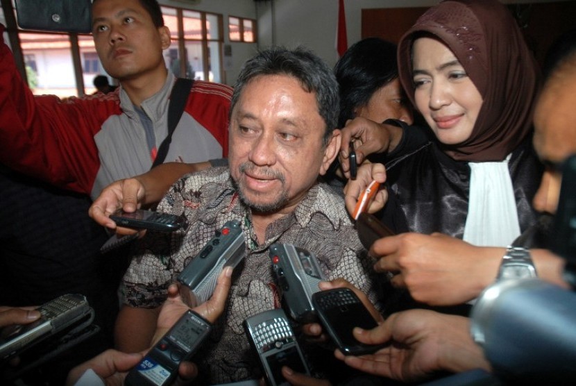 Mantan Direktur Utama PT Kereta Api Indonesia (PT KAI), Ronny Wahyudi (tengah)