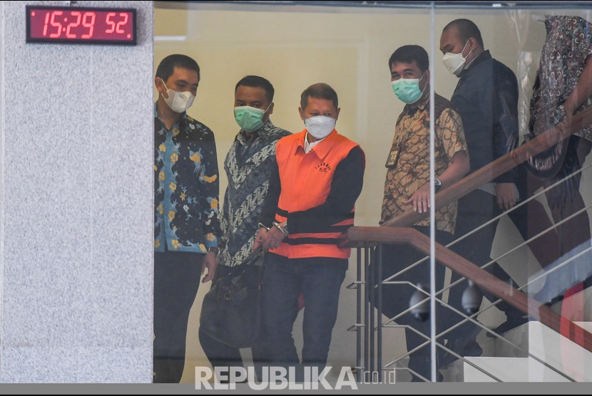 Mantan Direktur Utama PT Pelindo II (Persero) Richard Joost Lino (tengah) mengenakan rompi tahanan usai diperiksa di gedung KPK, Jakarta, Jumat (26/3/2021). RJ Lino yang telah ditetapkan sebagai tersangka pada Desember 2015 itu ditahan penyidik KPK dalam kasus dugaan tindak pidana korupsi dalam pengadaan tiga unit Quay Container Crane (QCC) di PT Pelindo II.