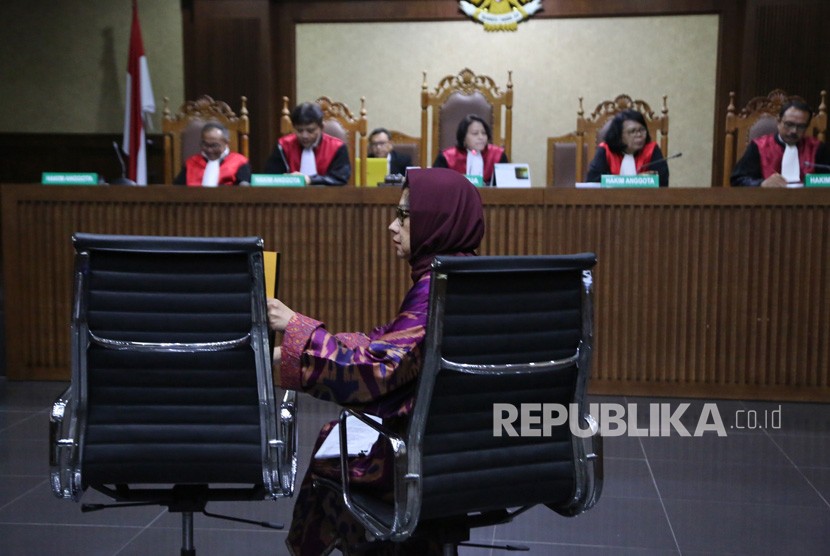 Mantan Direktur Utama PT Pertamina (Persero) Karen G Agustiawan (tengah) saat mengikuti sidang pembacaan dakwaan di Pengadilan Tipikor, Jakarta, Kamis (31/1/2019). 