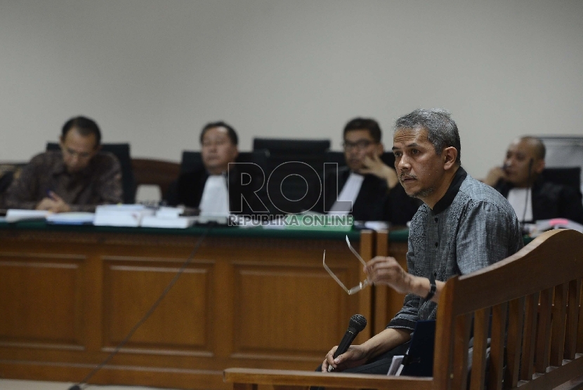  Mantan Dirjen Penyelenggaraan Haji dan Umrah Kemenag, Anggito Abimanyu memberikan keterangan kepada Majelis Hakim saat sidang dengan agenda mendengarkan keterangan saksi di Pengadilan Tipikor, Jakarta, Senin (26/10).  (Republika/Raisan Al Farisi)