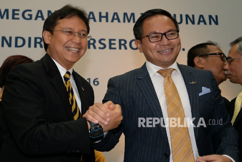  Mantan Dirut Bank Mandiri Budi G Sadikin (kiri) dan Direktur Utama terpilih Bank Mandiri Kartika Wirdjoatmodjo berjabat tanggan usai pelaksanaan Rapat Umum Pemegang Saham Tahunan 2016 di Jakarta, Senin (21/3).