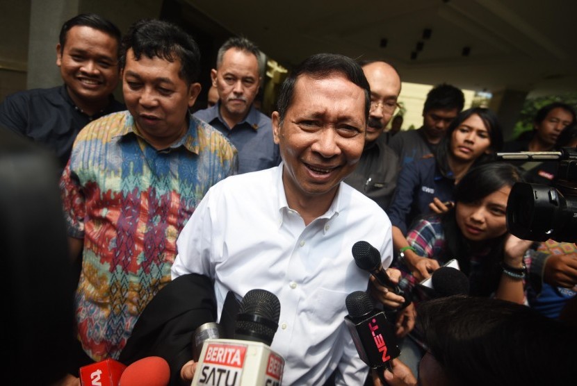 Mantan Dirut Pelindo II RJ Lino meninggalkan Gedung Bareskrim usai menjalani pemeriksaan di Mabes Polri, Jakarta, Rabu (6/1). 