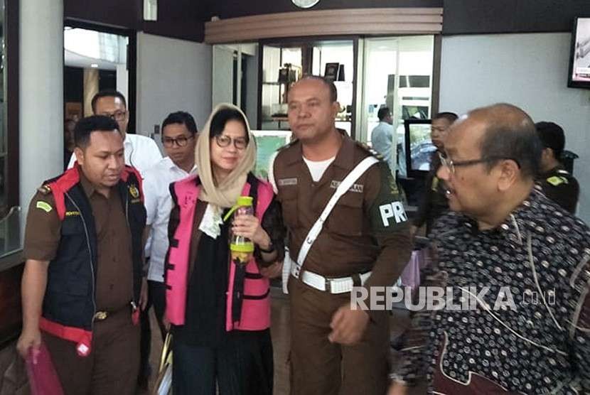 Mantan Dirut Pertamina Karen Agustiawan (kedua kiri) mengenakan baju tahanan usai menjalani pemeriksaan di Gedung Kejagung, Jakarta, Senin (24/9). 