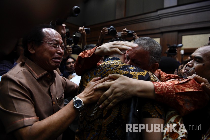Mantan Dirut PLN Sofyan Basir (kedua kanan) memeluk kerabatnya usai pembacaan putusan di Pengadilan Tipikor, Jakarta, Senin (4/11/2019). 