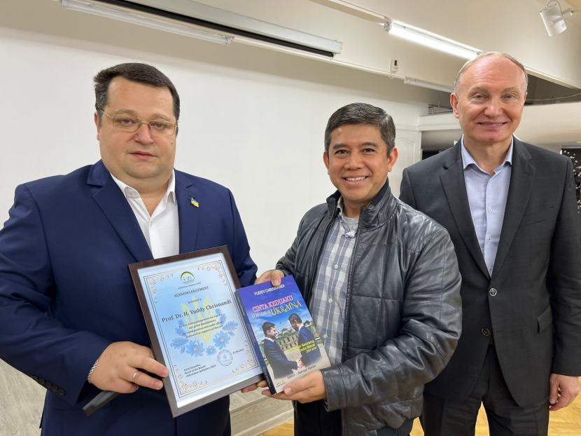 Mantan Dubes Indonesia untuk Ukraina, Yuddy Chrisnandi menyerahkan buku karyanya 