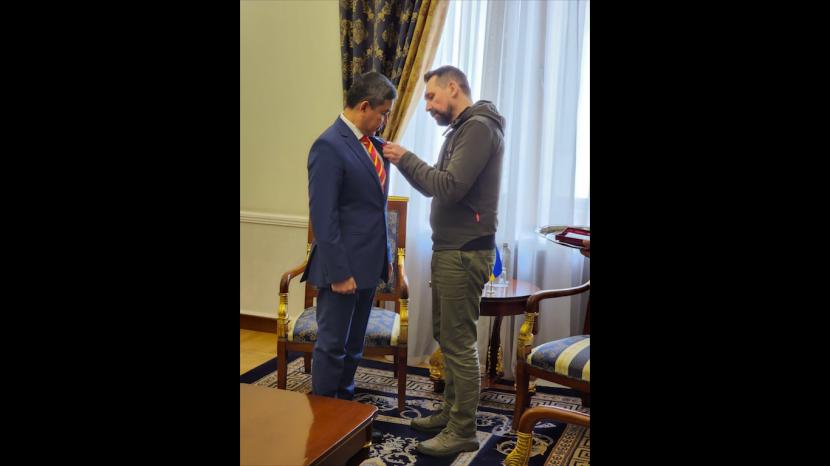 Mantan Dubes Indonesia untuk Ukraina, Yuddy Chrisnandi  saat menerima medali penghargaan Order of Merit Tingkat III dari Presiden Ukraina. Penyerahan disampaikan Wakil Menteri Luar Negeri. Mykola S. Tochitsky.