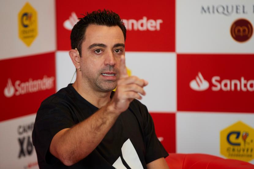 Mantan gelandang FC Barcelona dan pelatih kepala klub Qatar Stars League Al Sadd, Xavi Hernandez menghadiri presentasi kamp musim panas Santander Bank selama aksi yang diadakan di Barcelona, ??Catalonia, Spanyol, 10 Juni 2021.