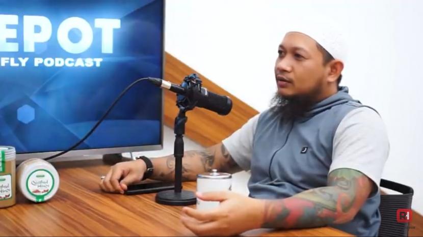 Kisah Mualaf Dewa Putu Adhi: Teguh Diterpa Berbagai Ujian. Mantan gitaris asal Bali, Dewa Putu Adhi, menceritakan kisah perjuangannya setelah menjadi mualaf di saluran Youtube Refly Harun.