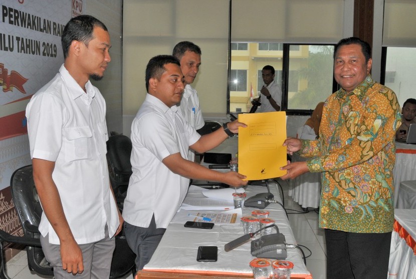 Mantan Gubernur Aceh periode 2000-2005, Abdullah Puteh (kanan), menyerahkan berkas kepada pejabat Komisi Independen Pemilihan (KIP) Aceh, Ahmad Darlis (kedua kiri) saat mendaftar sebagai Bakal Calon Legislatif DPD, di Banda Aceh, Rabu (11/7).