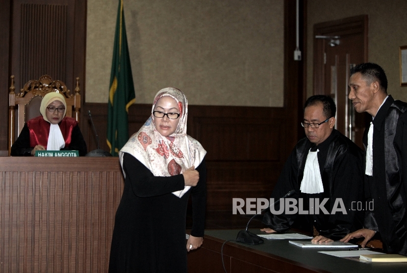 Mantan Gubernur Banten Ratu Atut Chosiyah menjalani sidang pembacaan dakwaan oleh Jaksa Penuntut Umum (JPU) KPK atas dirinya di Pengadilan Tipikor, Jakarta, Rabu (8/3). 