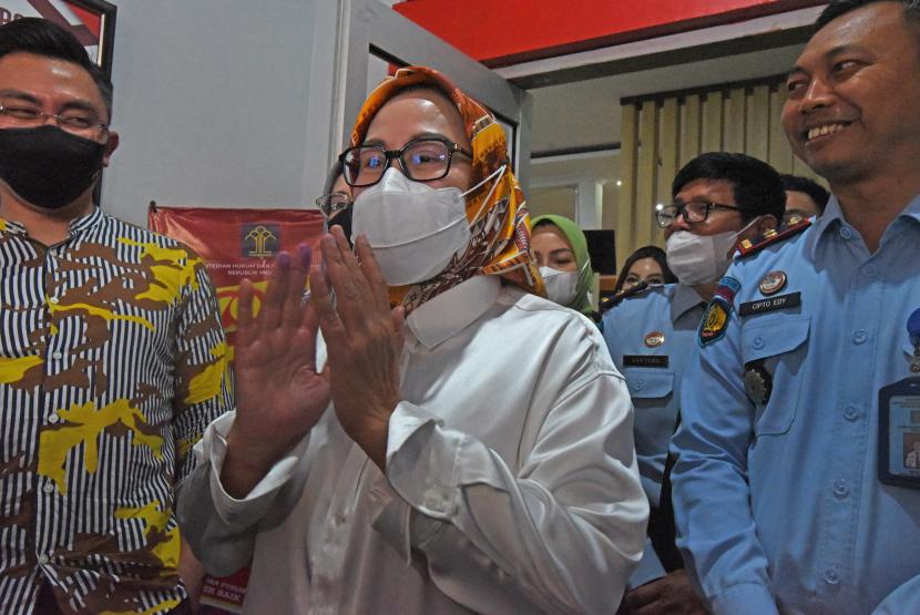 Mantan Gubernur Banten Ratu Atut Chosiyah (tengah) didampingi puteranya yang juga mantan Wagub Andika Hazrumi (kIRI) dan petugas Lapas menyapa wartawan usai memenuhi wajib lapor di Kantor Badan Pemasyarakatan (Bapas) Serang, Banten, Senin (6/9/2022). Setelah menjalani hukuman tujuh tahun penjara dalam kasus suap terhadap Hakim MK, Ratu Atut Chosiyah dinyatakan bebas bersyarat dan wajib lapor hingga 8 Juli 2026 dan bisa dicabut kebebasannya bila Atut kembali melakukan tindak pidana, pelanggaran umum maupun khusus. 
