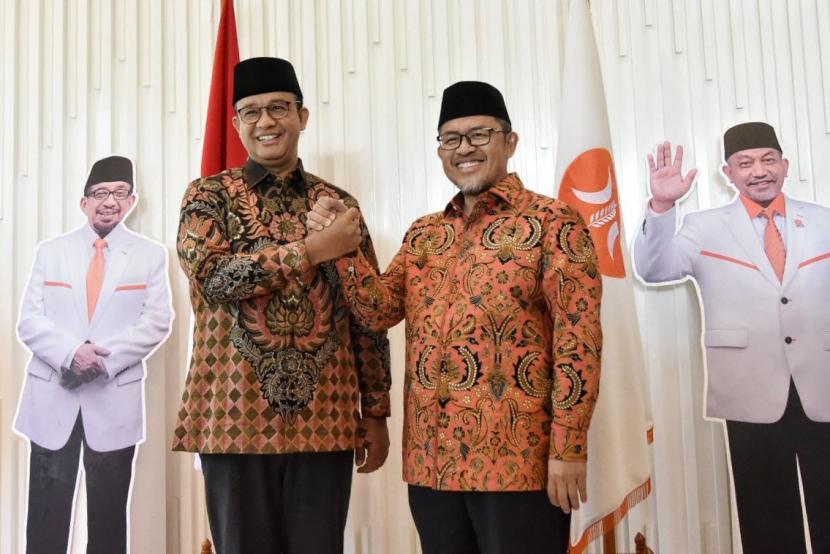 Mantan Gubernur DKI Jakarta Anies Baswedan dan Wakil Ketua Majelis Syura PKS Ahmad Heryawan alias Aher berfoto bersama usai menggelar konferensi pers di Kantor DPP PKS, Jakarta Selatan, Ahad (30/10). 