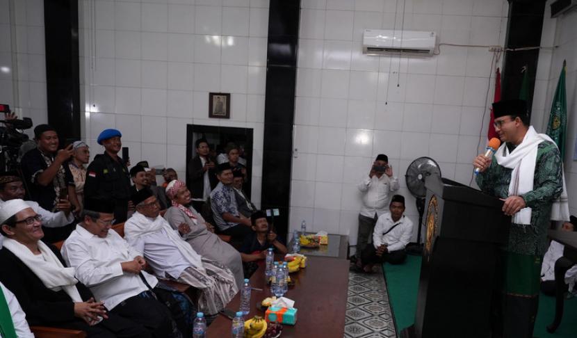  Mantan gubernur DKI Jakarta Anies Baswedan kembali bersilaturahmi dengan Al-Mursyid K.H. Muhammad Sofyan dan keluarga besar Thoriqoh Syathoriyyah an-Nahdliyyah Indonesia. 