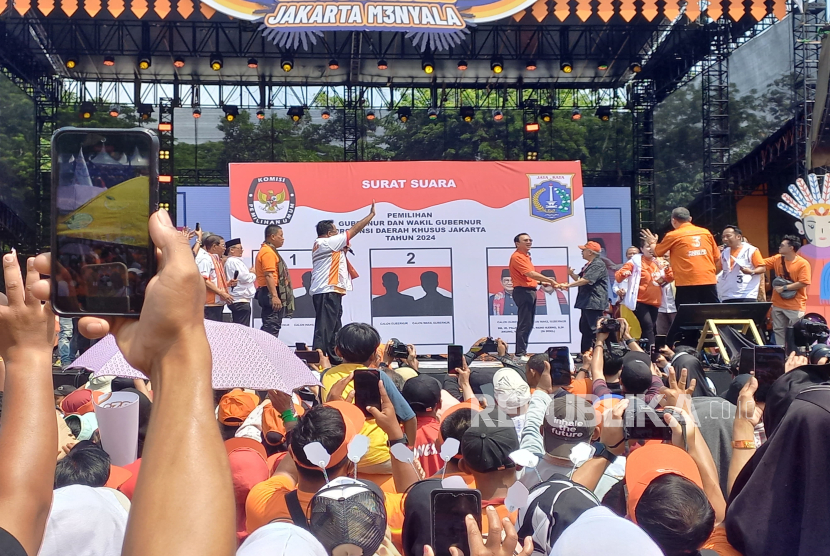 Mantan gubernur DKI Jakarta Basuki Tjahaja Purnama alias Ahok dan Fauzi Bowo alias Foke hadir di kampanye akbar pasangan Pramono Anung-Rano Karno di i Stadion Madya, Senayan, Jakarta Pusat, Sabtu (23/11/2024) siang WIB.