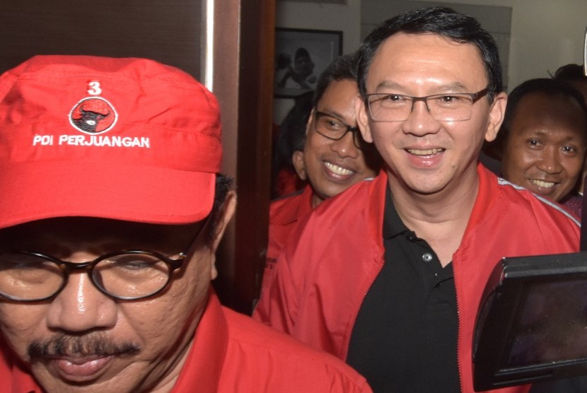 Mantan Gubernur DKI Jakarta, Basuki Tjahaja Purnama alias BTP (kanan) bersama para kader PDIP saat berkunjung ke kantor DPD PDIP Provinsi Bali, Denpasar, Bali, Jumat (8/2/2019). 