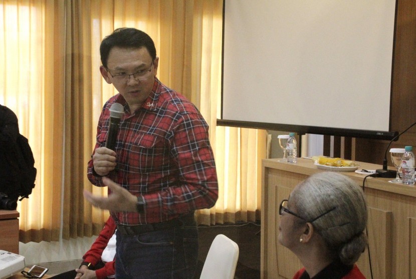 Mantan Gubernur DKI Jakarta Basuki Tjahaja Purnama atau Ahok (kiri) didampingi Ketua DPD PDI Perjuangan NTT Emelia Nomleni berdialog dengan sejumlah tokoh agama serta akademisi dari NTT di Kota Kupang, NTT (13/8/2019). 