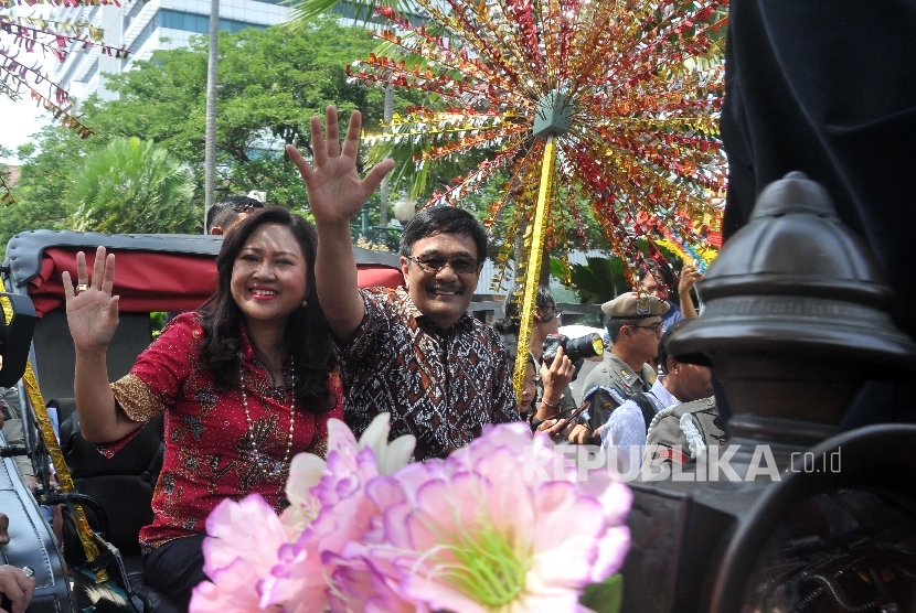  Mantan Gubernur DKI Jakarta Djarot Syaiful Hidayat didampingi istrinya Happy Farida menyalami warga di Gedung Balai Kota DKI Jakarta, Jakarta Pusat, Ahad (15/10). 