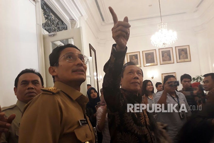 Mantan Gubernur DKI Jakarta Sutiyoso bertemu Wakil Gubernur Sandiaga Uno di Gedung Balai Kota, Gambir, Jakarta Pusat, Selasa (21/11).