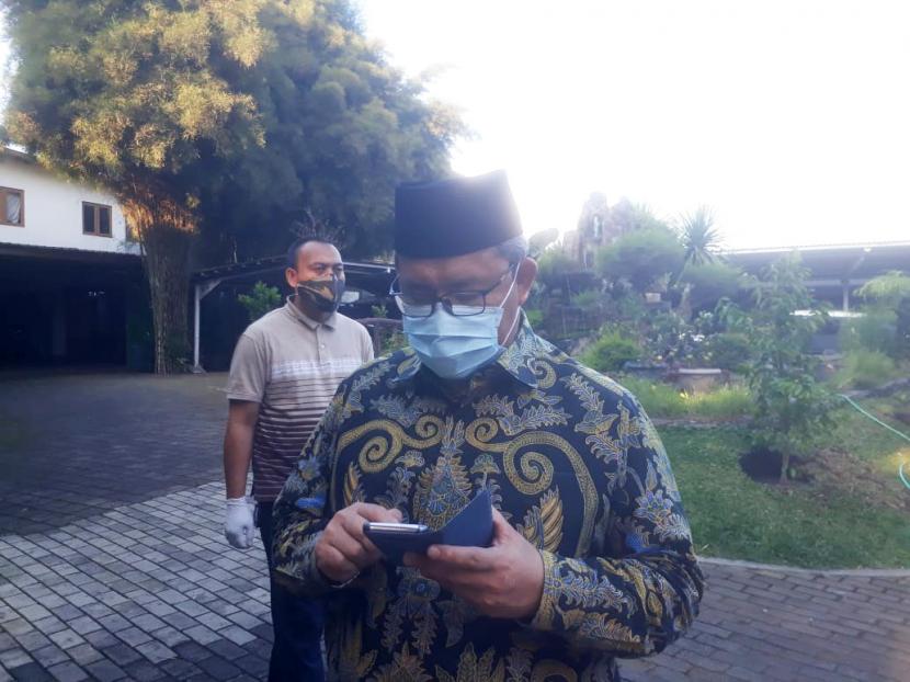 Mantan Gubernur Jabar, Ahmad Heryawan berada di rumah duka almarhum Ustaz Hilmi Aminuddin di Padepokan Madani, Jalan Babakan Bandung, Desa Pagerwangi, Kabupaten Bandung Barat, Selasa (30/6). 