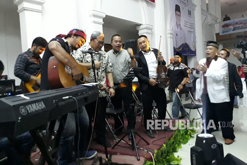 Mantan gubernur Jabar yang juga salah satu bakal calon presiden atau wapres dari PKS Ahmad Heryawan menyanyikan lagu 2019 Ganti Presiden di Gedung Juang 45 Kota Sukabumi Ahad (15/7).