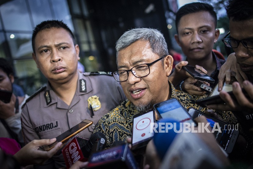 Mantan Gubernur Jawa Barat Ahmad Heryawan alias Aher (tengah) menjawab pertanyaan wartawan seusai menjalani pemeriksaan di gedung KPK, Jakarta, Rabu (9/1/2019). 