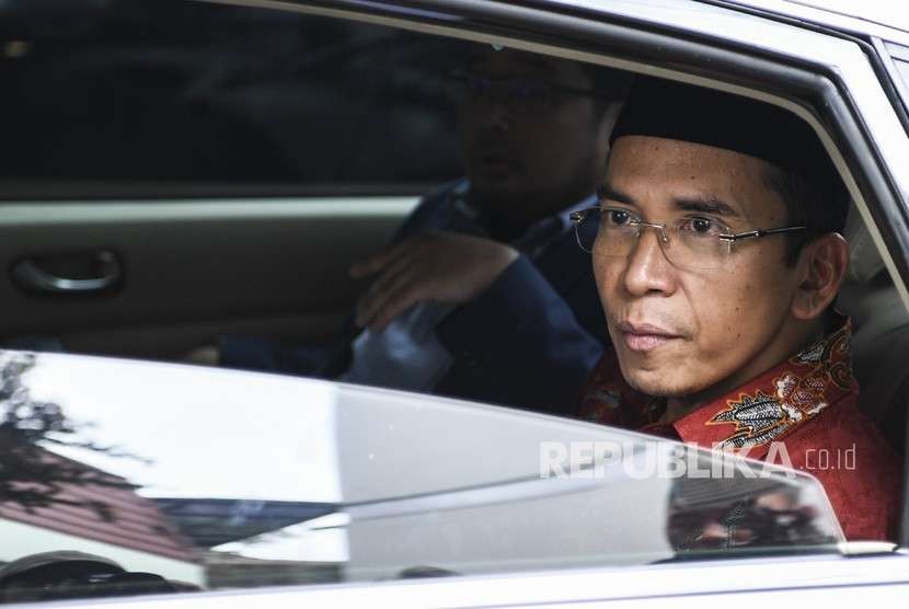 Mantan Gubernur Nusa Tenggara Barat (NTB) Tuan Guru Bajang (TGB) Muhammad Zainul Majdi memasuki mobil seusai memberikan keterangan pers terkait pemberitaan terhadap dirinya di Jakarta, Rabu (19/9). 