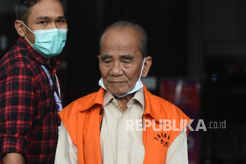 Mantan Gubernur Riau periode 2014-2019 Annas Maamun (kanan) hari ini menjalani sidang tuntutan di Pengadilan Tipikor Pekanbaru. (ilustrasi)