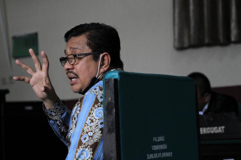 Mantan Gubernur Sulawesi Tenggara Nur Alam memberikan keterangan sebagai saksi persidangan kasus dugaan pemalsuan dokumen PT Tonia Mitra Sejaterah atas laporan Menteri Pedagangan Muhammad Lutfi di Pengadilan Negeri Kendari, Kendari, Sulawesi Tenggara.