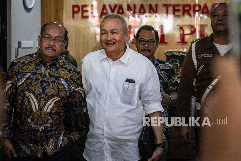 Mantan Gubernur Sumatera Selatan Alex Noerdin (tengah) berjalan keluar seusai menjalani pemeriksaan di Kejaksaan Agung, Jakarta, Rabu (14/8/2019).