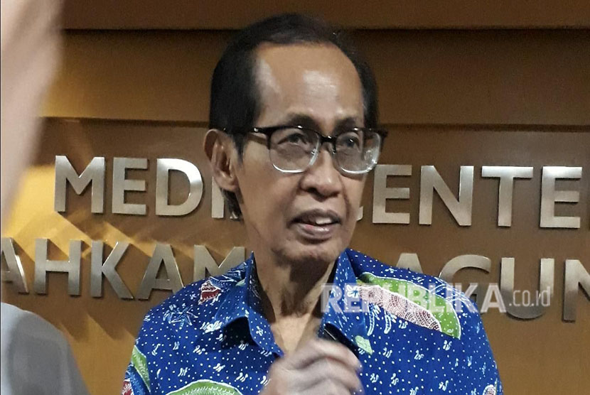 Mantan Hakim Agung Artidjo Alkostar di Media Centre Mahkamah Agung, Jakarta Pusat, Jumat (25/5).