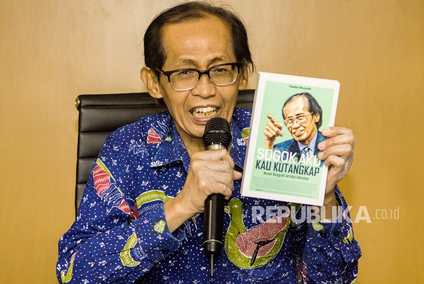 Mantan Hakim Agung Kamar Pidana Mahkamah Agung (MA), Artidjo Alkostar menunjukkan buku tentang dirinya saat konferensi pers di Media Center Mahkamah Agung, Jakarta, Jumat (25/5). 