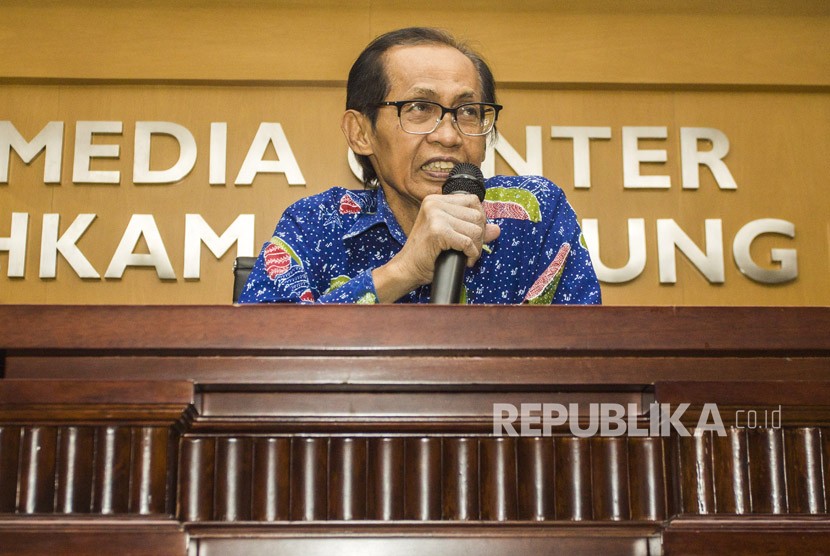 Mantan Hakim Agung Kamar Pidana Mahkamah Agung (MA), Artidjo Alkostar memberikan keterangan pers, di Media Center Mahkamah Agung, Jakarta, Jumat (25/5). 