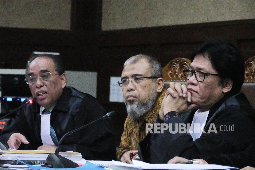 Mantan hakim Konstitusi Patrialis Akbar (tengah) didampingi tim penasehat hukumnya nampak mendengarkan keterangan saksi pada sidang lanjutan di pengadilan tipikor Jakarta, Senin (10/7).