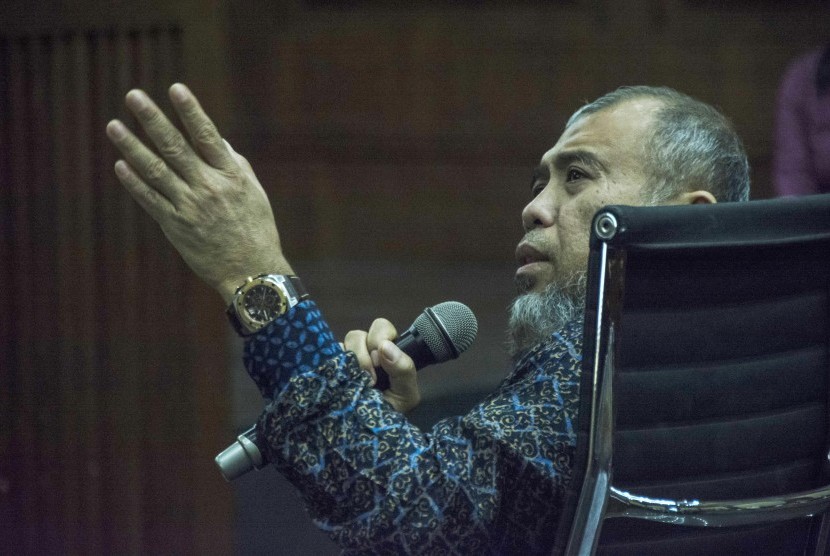 Mantan hakim Mahkamah Konstitusi (MK) Patrialis Akbar ketika menjadi saksi dalam sidang kasus suap hakim MK dengan terdakwa Basuki Hariman dan Ng Fenny di Pengadilan Tipikor, Jakarta, Senin (3/7).