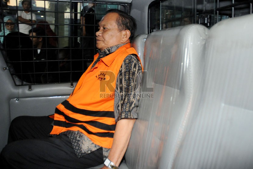 Mantan hakim Pengadilan Negeri (PN) Bandung, Ramlan Comel memasuki mobil tahanan KPK di Jakarta, Kamis (14/8).  (Republika/Aditya Pradana Putra)