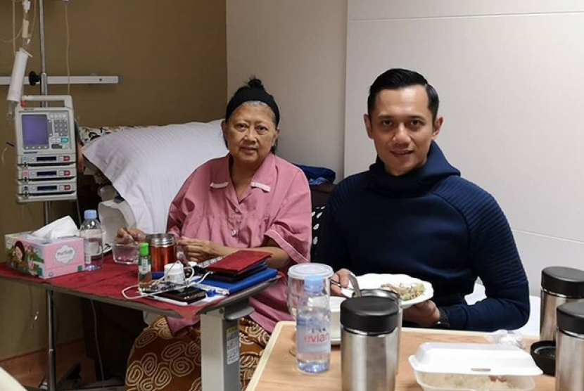 Mantan ibu negara Ani Yudhoyono bersama putra sulungnya sekaligus politis Partai Demokrat, Agus Harimurti Yudhoyono (AHY).