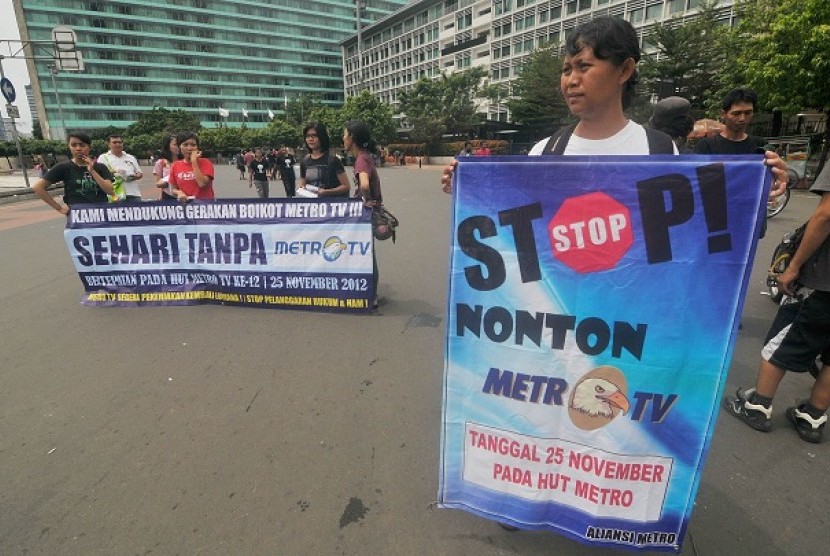 Mantan jurnalis Metro Tv, Luviana (kanan) bersama sejumlah aktivis membawa poster saat aksi 
