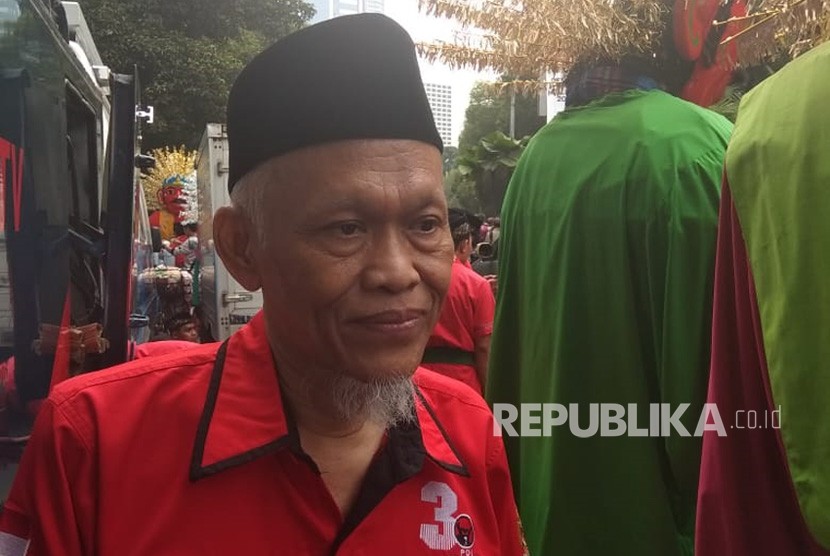 Mantan Kader PKS, Yusuf Supendi, ikut mengantar pendaftaran caleg DPR oleh PDIP pada Selasa (17/7). Yusuf maju dari dapil Jawa Barat 5, dengan daerah Kabupaten Bogor. 