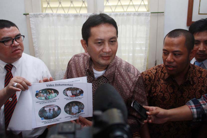 Mantan Kadishub Pemprov DKI Jakarta Udar Pristono didampingi tim kuasa hukumnya memberi keterangan saat menggelar jumpa pers di daerah Cikini, Jakarta, Rabu (21/5).