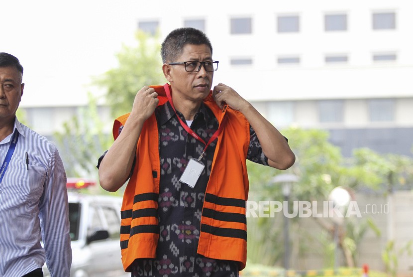 Mantan Kalapas Sukamiskin Wahid Husein tiba untuk menjalani pemeriksaan di gedung KPK, Jakarta, Selasa (16/10).