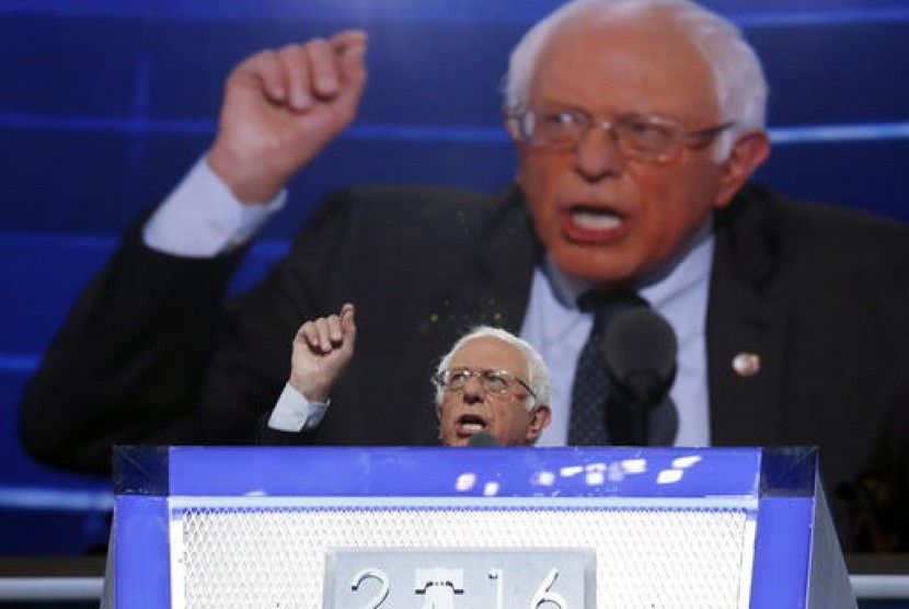 Kandidat calon presiden Partai Demokrat AS Bernie Sanders berbicara di hari pertama Konvensi Nasional Demokrat di Philadelphia. 