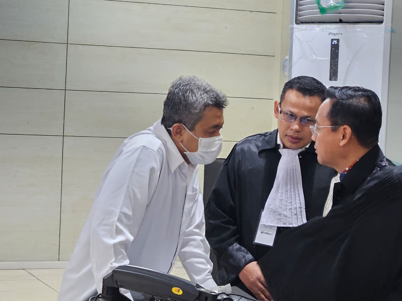 Mantan Kaprodi PPDS Anestesiologi Universitas Diponegoro (Undip), Taufik Eko Nugroho (kiri), menjalani persidangan dengan agenda pembacaan vonis di Pengadilan Negeri Semarang, Rabu (1/10/2025). 