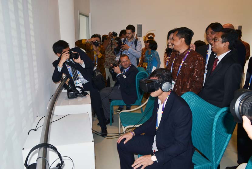 Mantan kapten Inter Milan, Javier Zanetti, menikmati keindahan Indonesia melalui media 'Oculus' saat mengunjungi Paviliun Indonesia di Milan Expo, Milan, Italia, Jumat (29/5).