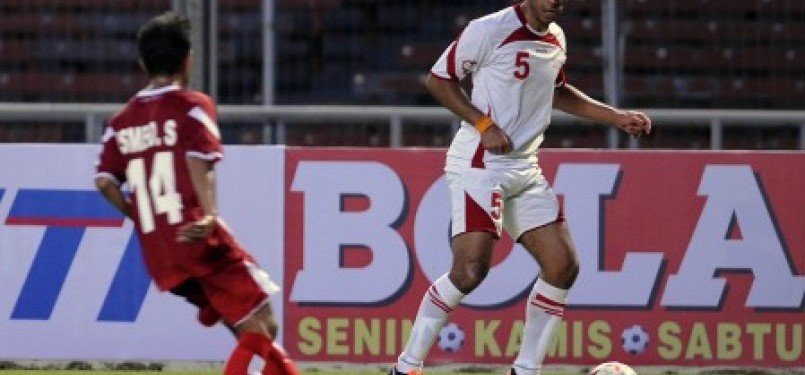 Mantan kapten timnas Belanda pada Piala Dunia 2010, Giovanni Van Bronckhorst (kanan), saat bertanding melawan Dream Team of Indonesia di Stadion Utama Gelora Bung Karno Senayan, Jakarta, Rabu (22/6). 
