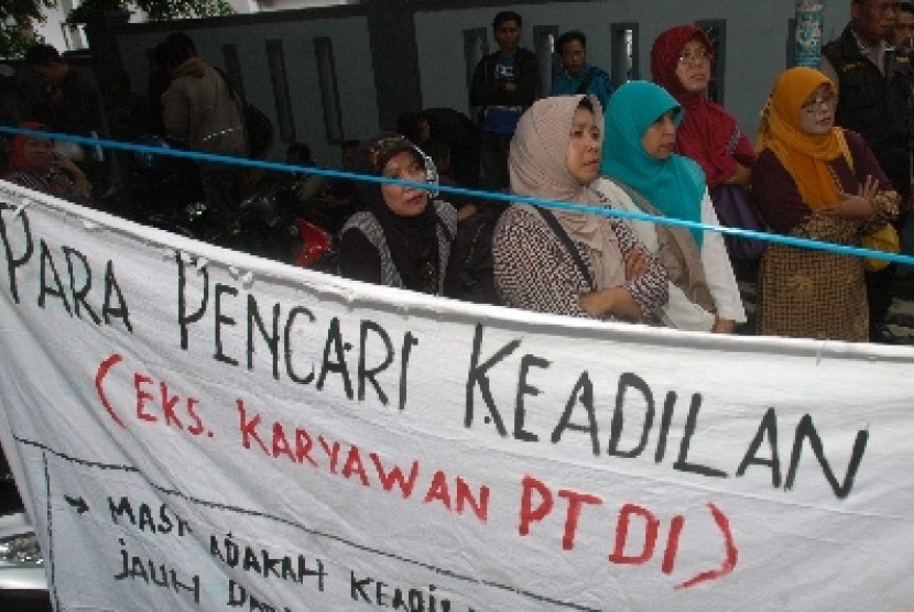 Mantan karyawan PT Dirgantara Indonesia berunjuk rasa di depan Pengadilan Negeri Bandung 