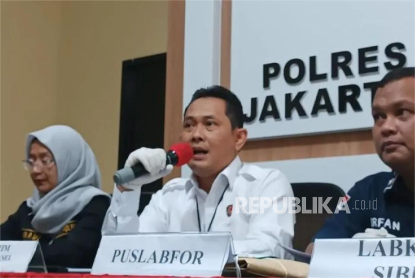 Mantan Kasat Reskrim Polres Metro Jakarta Selatan AKBP Bintoro (tengah) sedang diperiksa Bidang Propam Polda Metro Jaya terkait tuduhan menerima Rp 20 miliar.