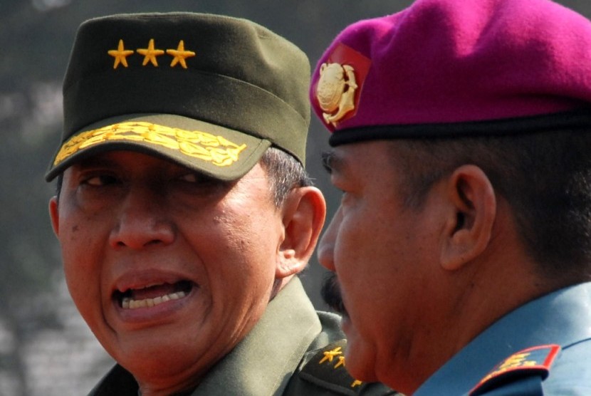 Former chief of general staff, Lieutenant General (ret) Suryo Prabowo (left).