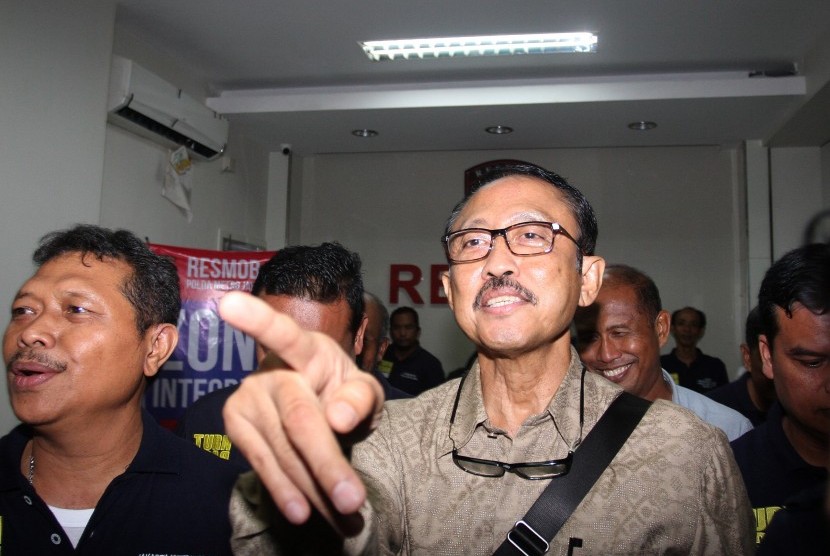 Mantan Kepala Badan Penyehatan Perbankan Nasional (BPPN), I Putu Gde Ary Suta dikawal petugas usai menjalani pemeriksaan di Resmob, Polda Metro Jaya di Jakarta, Rabu (7/9).