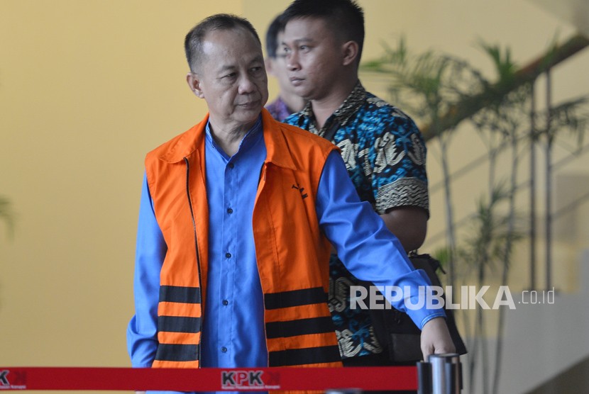 Mantan Kepala Badan Penyehatan Perbankan Nasional (BPPN) Syafruddin Arsyad Temenggung berjalan meninggalkan gedung KPK seusai diperiksa di Jakarta, Kamis (15/2). 